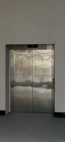 Elevador  Elétrico  1500 kg (material para 2 paradas)  21 passageiros