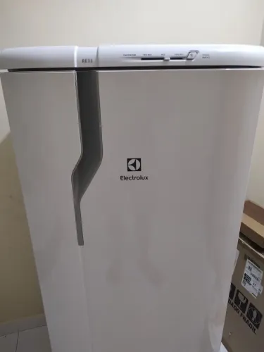VENDO GELADEIRA ELETROLUX 240 LITROS R$ 1.299,99