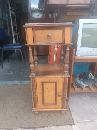 Antigo criado mudo de coluna