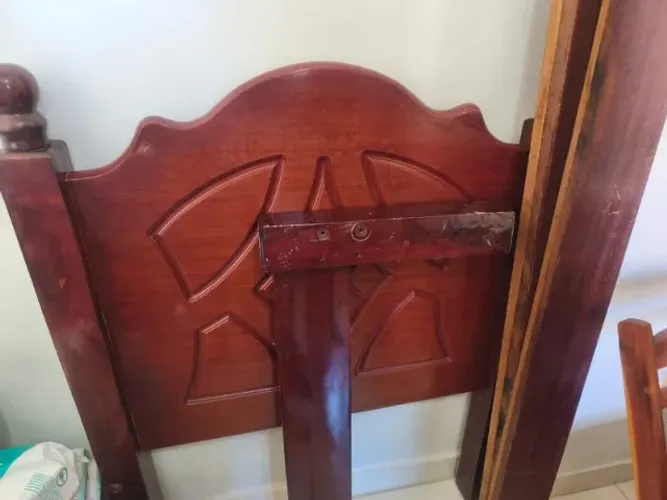 Vende-se cama de solteiro de madeira.