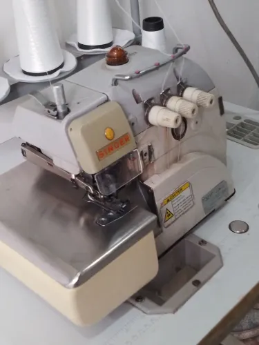 Maquina de costura overloque singer i