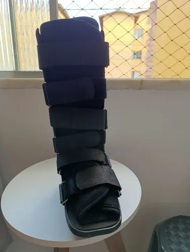 Vendo bota ortopédica, no bom estado.