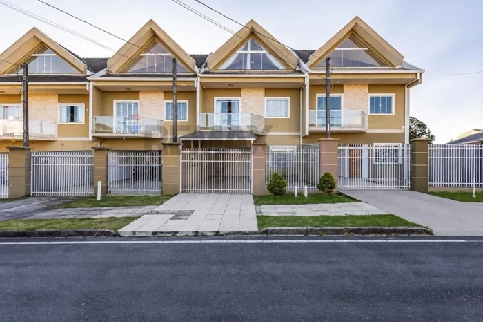 Triplex a venda em Araucária. Bairro Fazenda Velha. PR