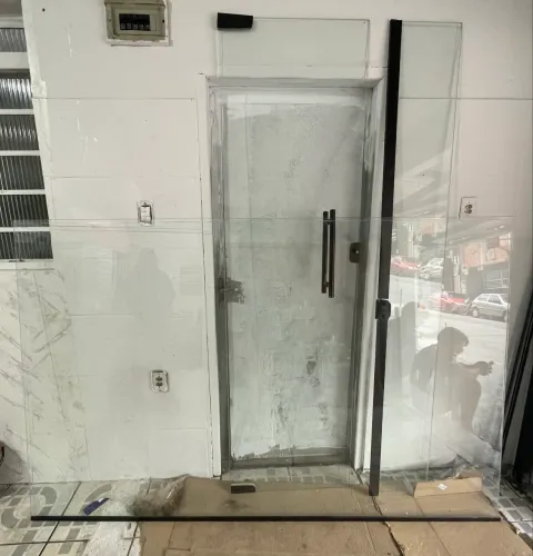 Porta de vidro anti ruído, Altura 2.30 por 2.00, em ótimos estado! 