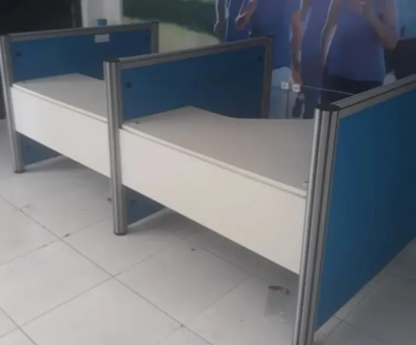 Duas mesas de atendimento