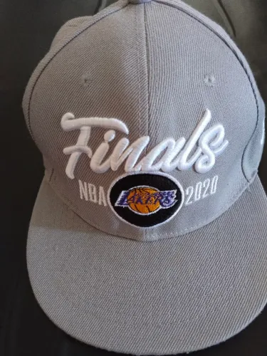 Boné Lakers novo.