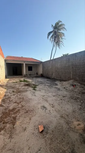 Casa à venda localizada a poucos metros da praia da Caponga
