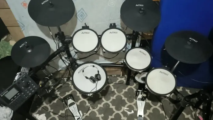 Instrumentos e caixa de som