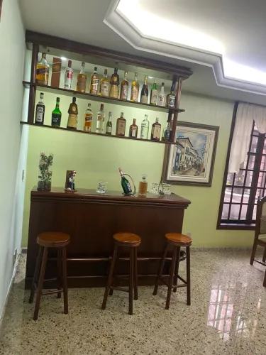 Bar em Madeira Maciça