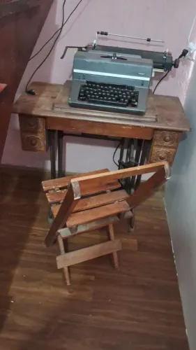 Mesa máquina de costura antiga 