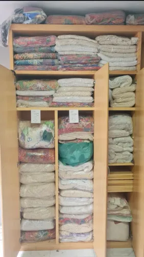 Estoque de caminhos, toalha/cortina de renda filé. Total de 136 peças. Varejo também