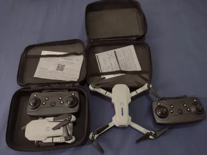 Lote 2 Drones Dobráveis Recreativos + Controles e Cases de Transporte