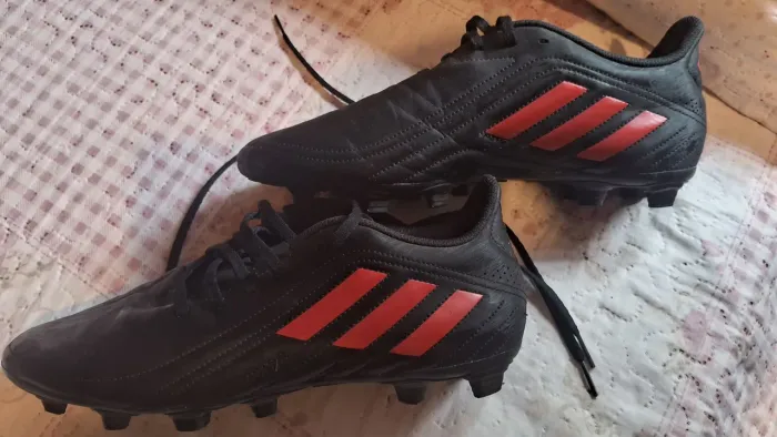 Chuteira adidas ( Campo )