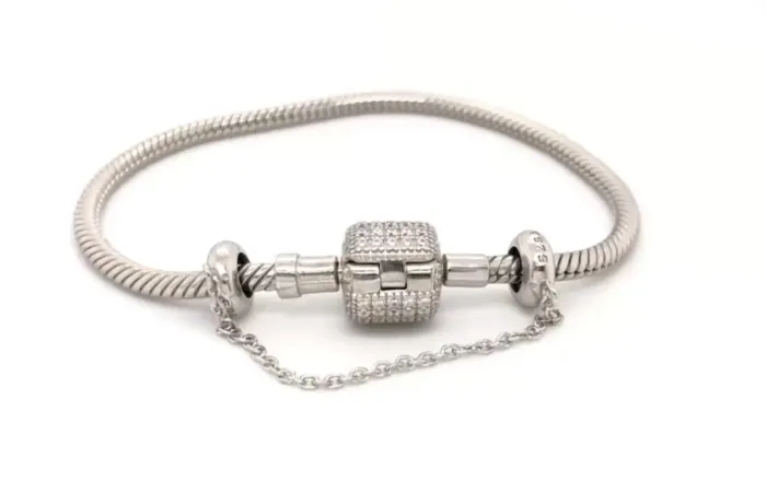 Vende- se pulseira da vivara cravejada com caixa e garantia