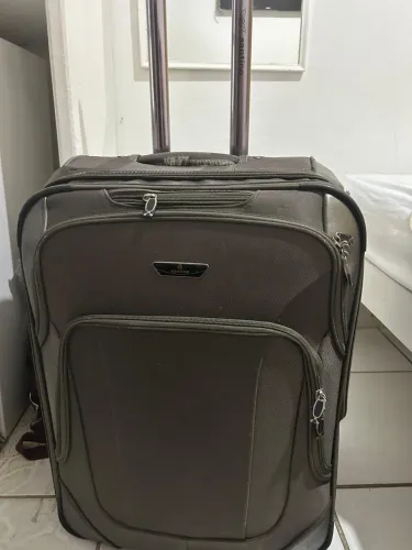 Mala tamanho 32 cor esverdeada tudo funcionando