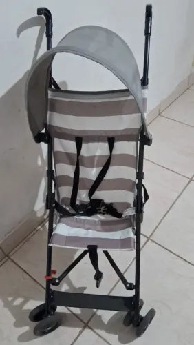 Carrinho de bebê seminovo