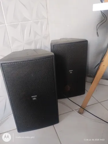 Duas Caixas de som profissional JBL e um jogo de mesa de som