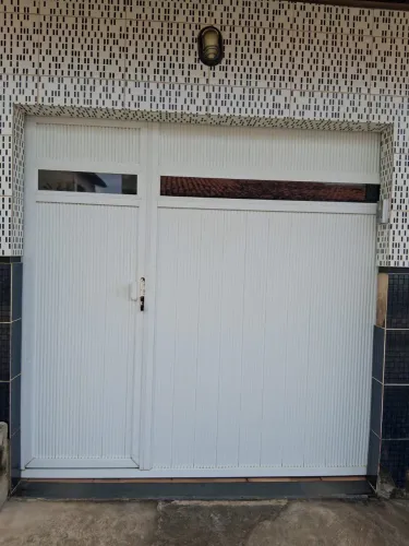 PORTÃO DE ALUMÍNIO COM PORTA SOCIAL