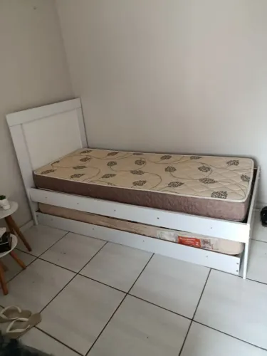 Cama de solteiro com auxiliar
