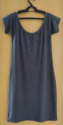 Vestido canelado cinza