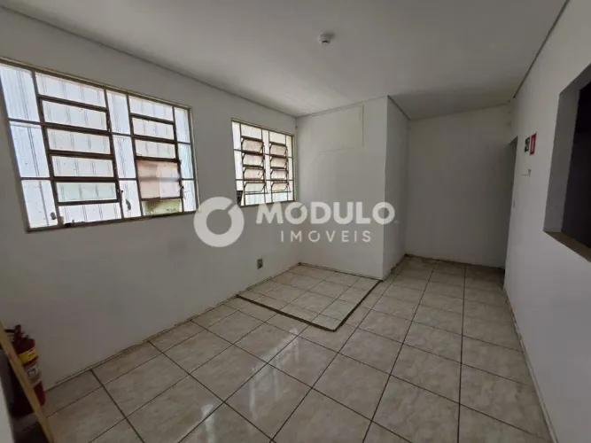 Galpão comercial disponível para locação no bairro Minas Gerais.