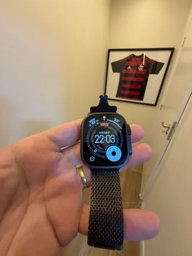Apple Watch Ultra 3 com pulseira titânio