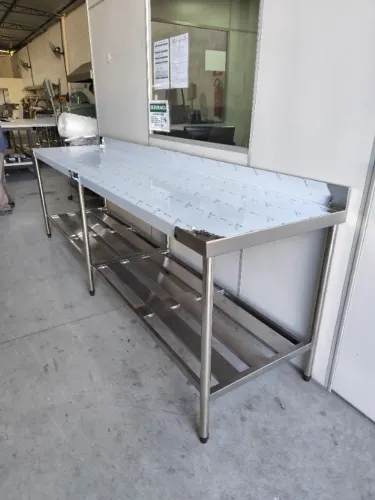 Bancada Inox 1,80x0,70x0,90m com Espelho Sanitário
