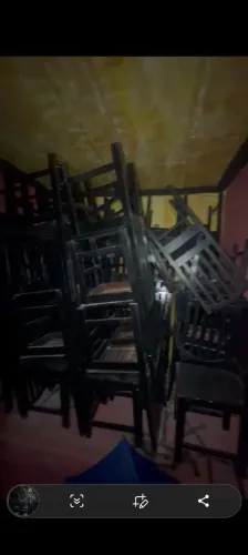 Mesas e várias cadeiras