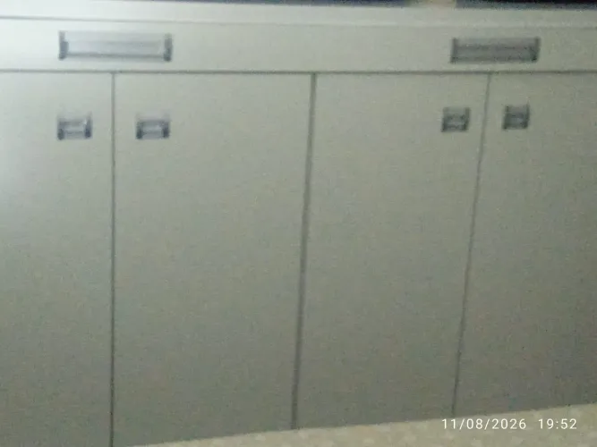 Aparador /Balcão modular, com 04 portas com tampo estendido , cor branca .