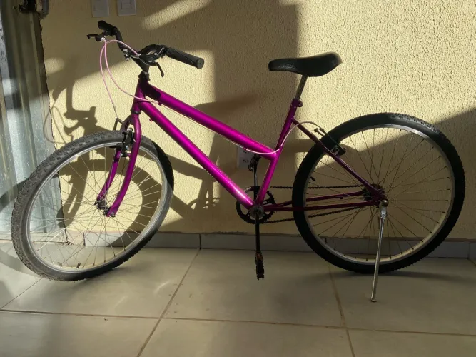 Bicicleta roxa aro 26