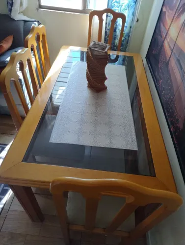 Mesa tampo de vidro com 4 cadeiras almofadas. Excelente estado de conservação.