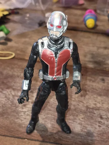 Boneco de ação do Homem-Formiga (Ant-Man), inspirado no visual do heroi da Marvel