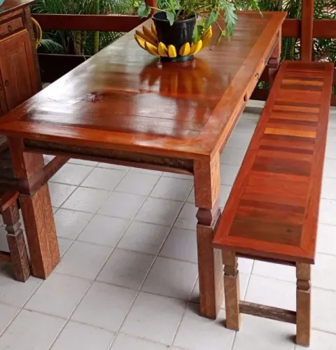 Mesa com bancos em madeira maciça Angelim