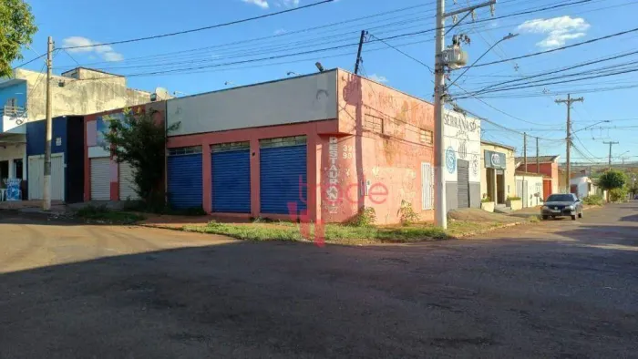 Vende-se Terreno com 3 Salões comerciais. Uma Excelente Oportunidade em Serrana.