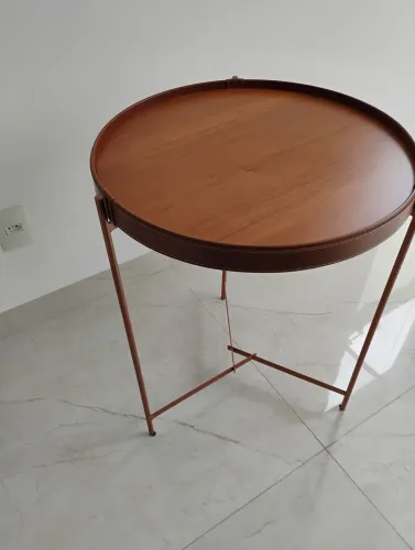 Mesa em MDF redonda com detalhes em couro.