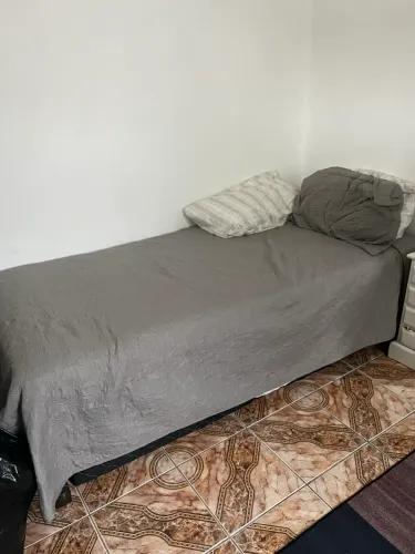 Cama solteiro com bau e colchão em baixo