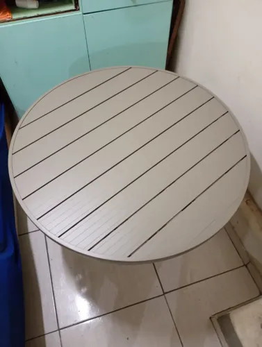 Mesa redonda tampo ripado de alumínio NOVA