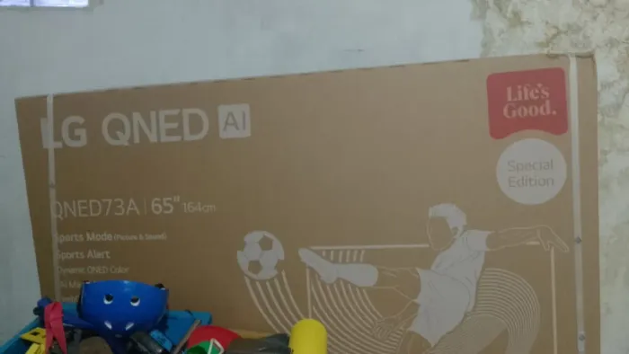 Uma caixa de Tv 65