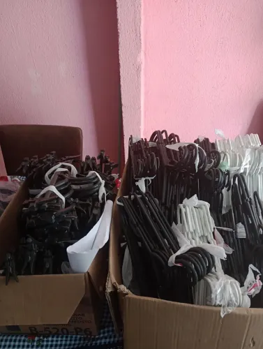 Vendo cabides semi novos para brechó e lojas de roupas em geral 