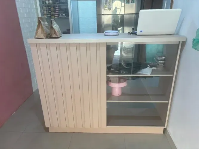 Balcão ripado rosa