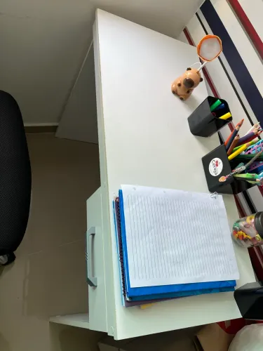 Vende escrivaninha de estudos, mesa para trabalho.
