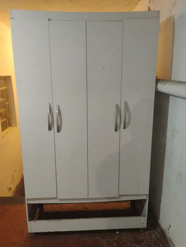 Guarda roupa pequeno com 04 Portas
