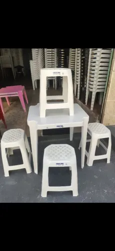 Mesa + 4 banquetas _suporta até 100kg.