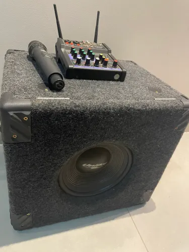 Caixa + mesa de som com 2 microfones sem fio