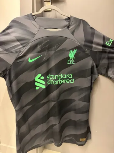 Camisa do Liverpool versão Jogador com dedicatória e assinatura do goleiro Alisson