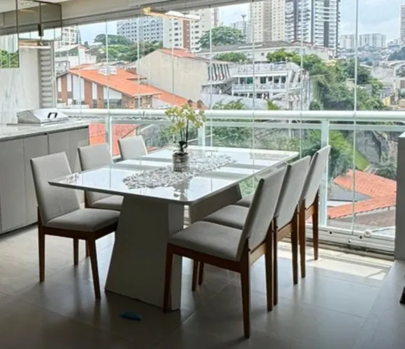 Mesa de jantar com cadeiras