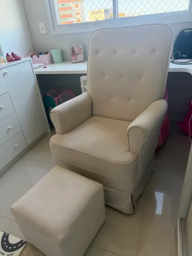 Poltrona de amamentação com balanço e puff