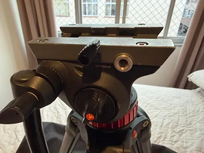 Tripé Manfrotto base MVT502AM e Cabeça MVH502A