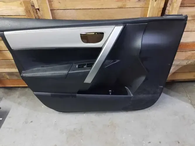 Forro Porta Dianteira Esquerda Corolla 2016 67796x1g00 Preto Com Detalhe Prata