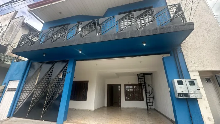 ALUGA SE PARA COMÉRCIO OU RESIDÊNCIA. NO BAIRRO OLARIA ÁREA CENTRAL 